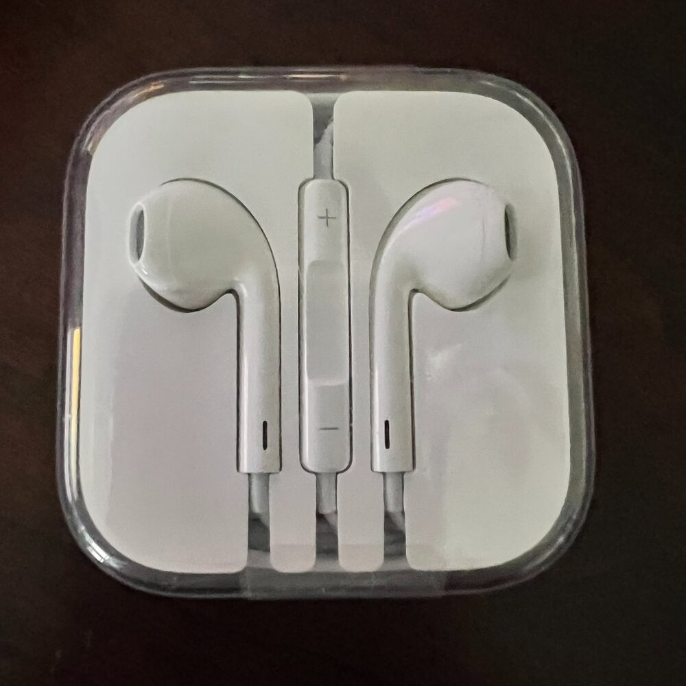 APPLE‎ Wired EarPods w/Remote, Microphone & 3.5MM Plug (NEW IN CASE & UNUSED)